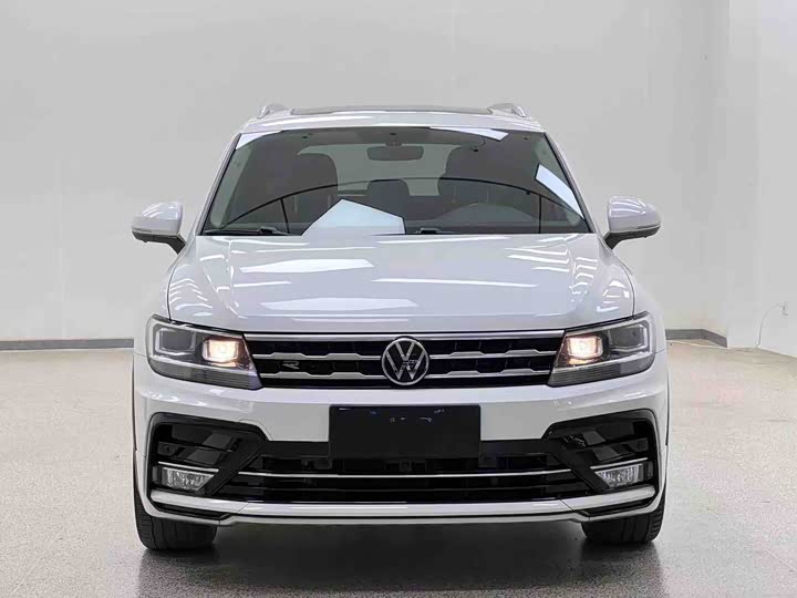 Фото 2 - Volkswagen Tiguan L Pro