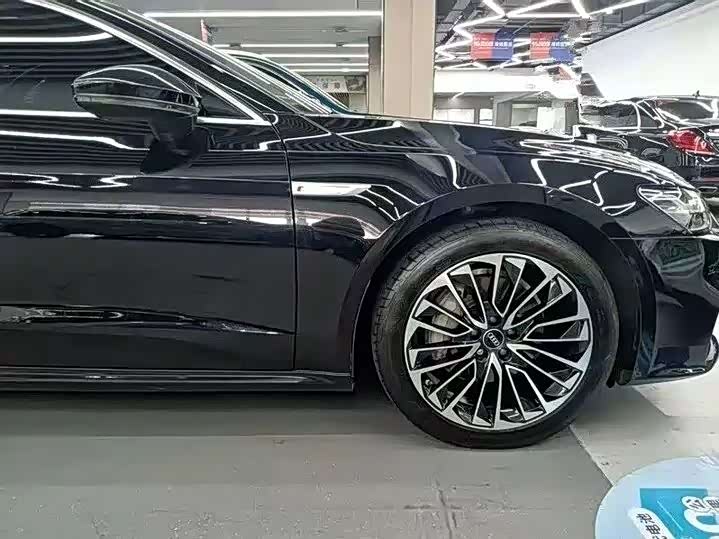 Фото 4 - Audi A7L