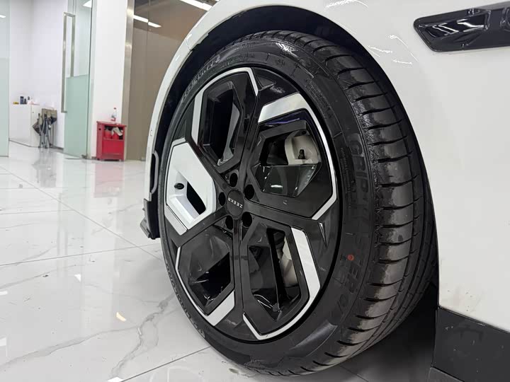 Фото 6 - Zeekr 001