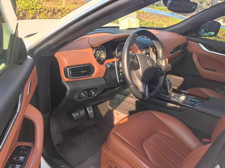 Фото 2 - Maserati Levante