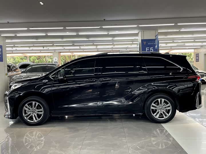 Фото 6 - Toyota Sienna