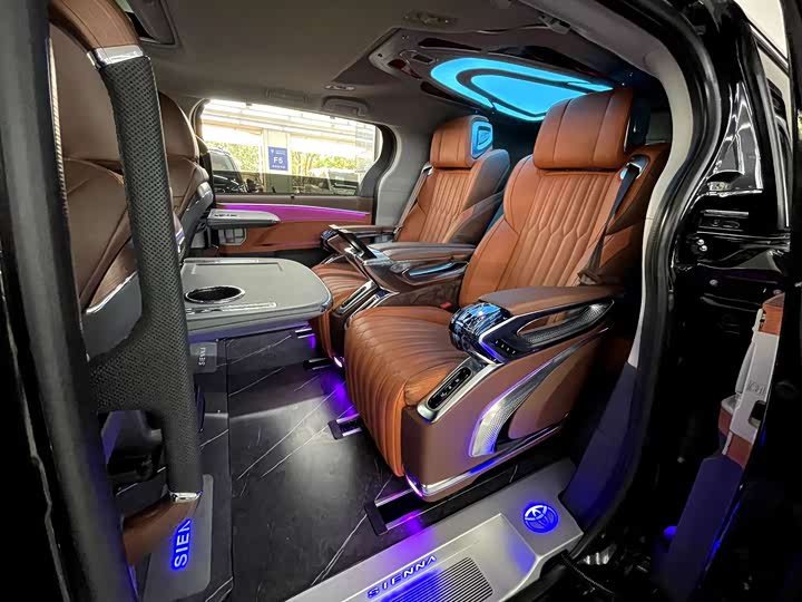 Фото 8 - Toyota Sienna