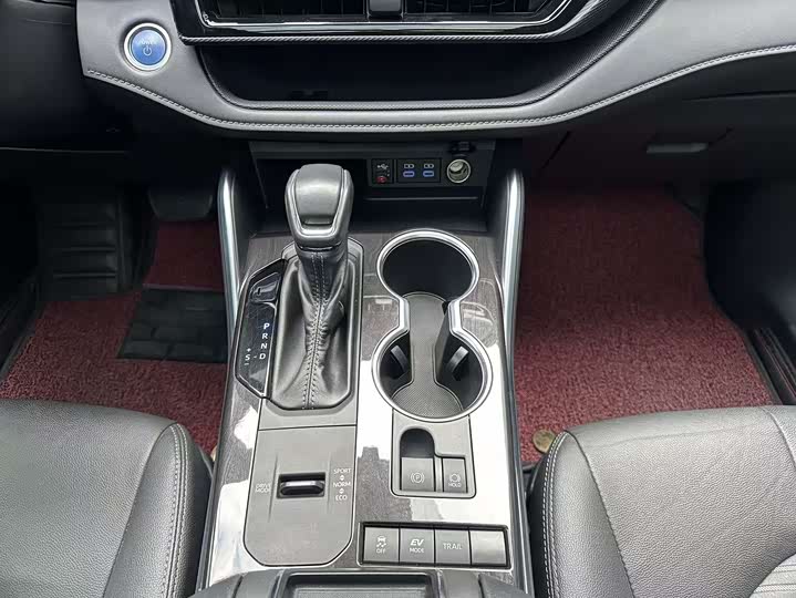 Фото 9 - Toyota Crown Kluger