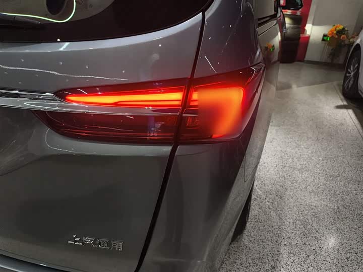 Фото 8 - Buick GL8 ES