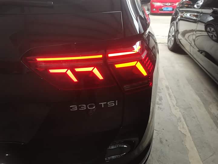 Фото 8 - Volkswagen Tiguan L Pro