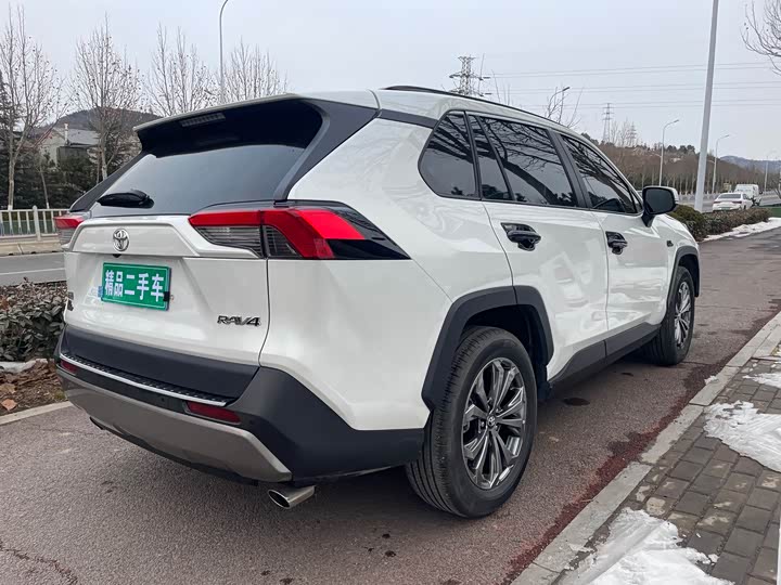 Фото 4 - Toyota RAV4