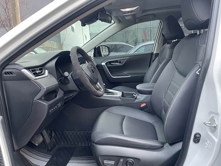 Фото 7 - Toyota RAV4