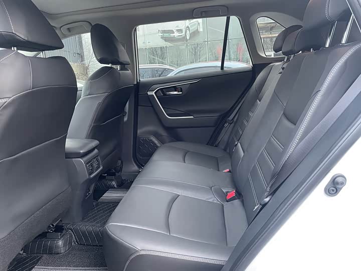 Фото 8 - Toyota RAV4