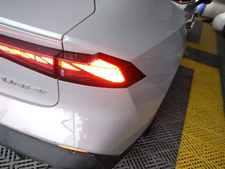 Фото 8 - Changan UNI-V