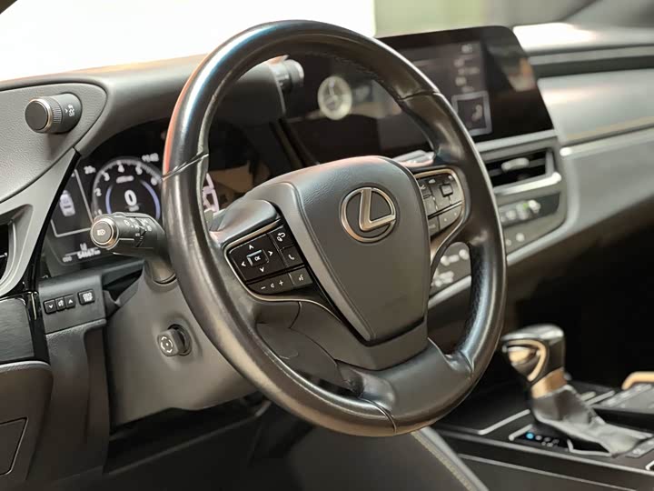 Фото 7 - Lexus ES