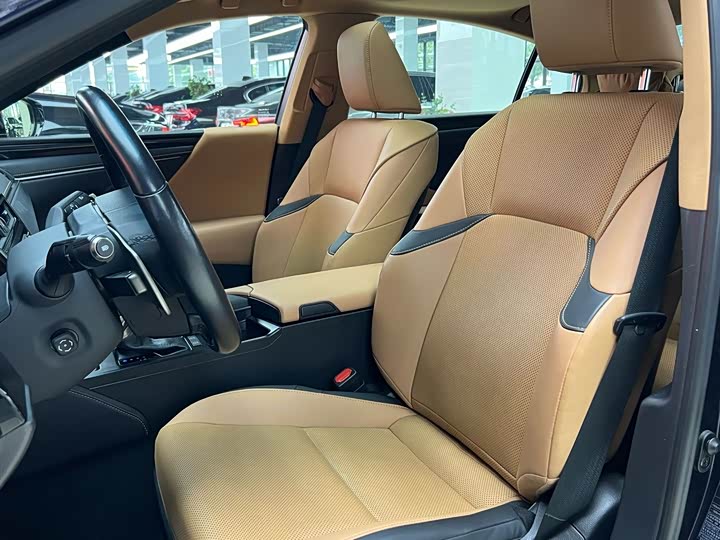 Фото 9 - Lexus ES