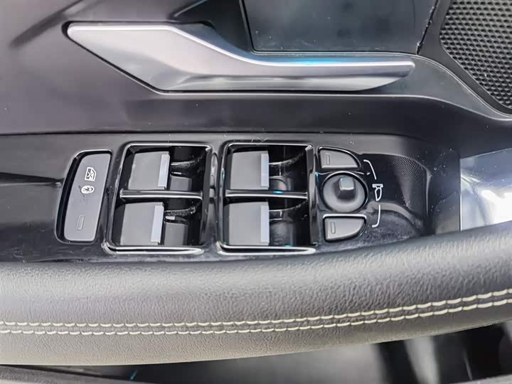 Фото 9 - Jaguar E-Pace