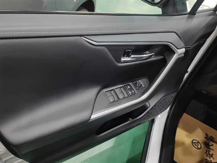 Фото 7 - Toyota RAV4