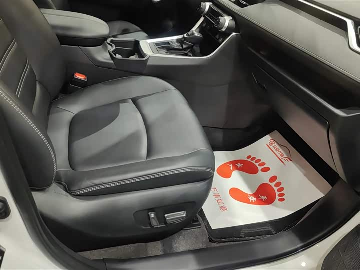 Фото 8 - Toyota RAV4