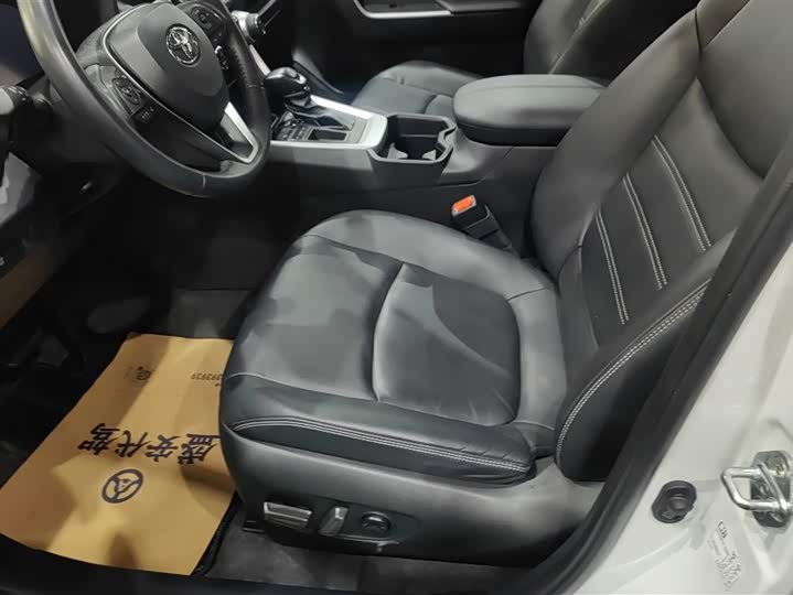 Фото 9 - Toyota RAV4