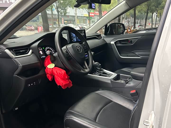 Фото 4 - Toyota RAV4