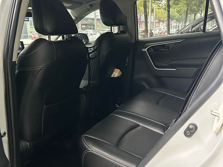 Фото 5 - Toyota RAV4