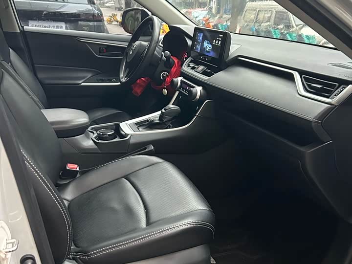 Фото 9 - Toyota RAV4