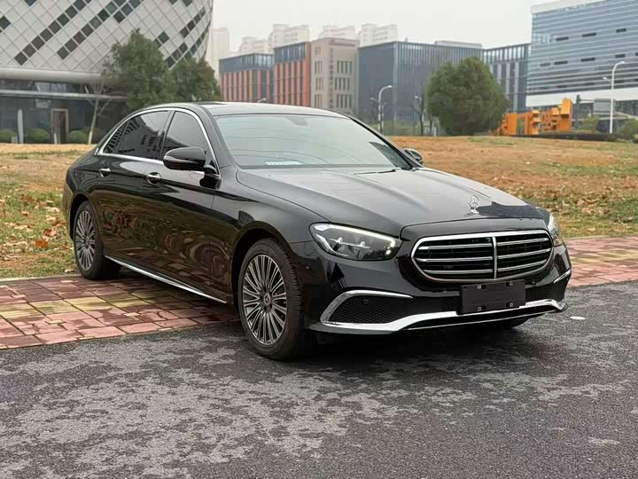 Фото 1 - Mercedes-Benz E-Class