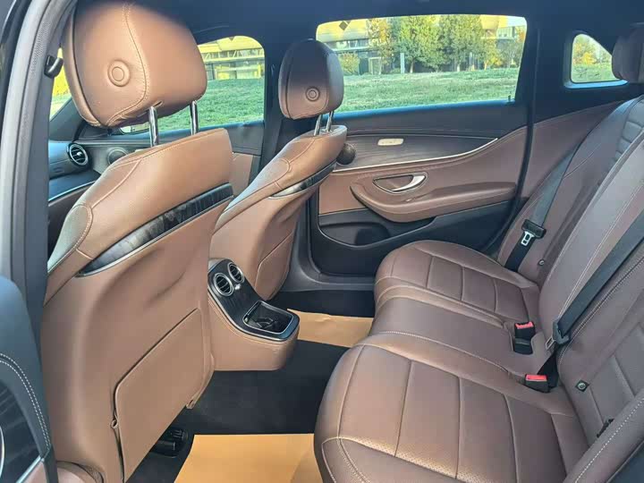 Фото 5 - Mercedes-Benz E-Class