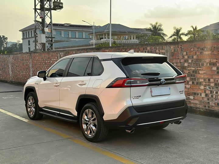 Фото 9 - Toyota Wildlander