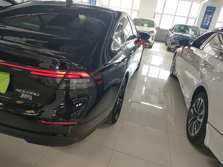 Фото 8 - Honda Accord