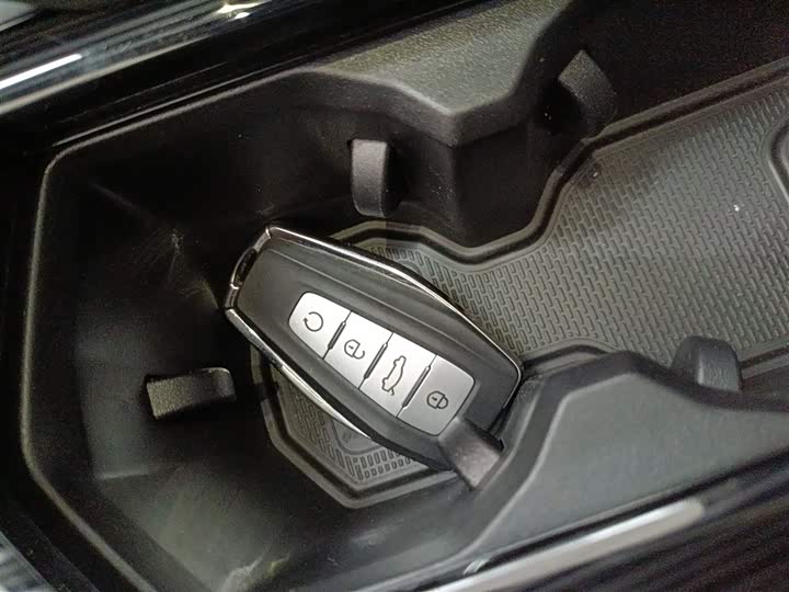 Фото 9 - Geely Monjaro