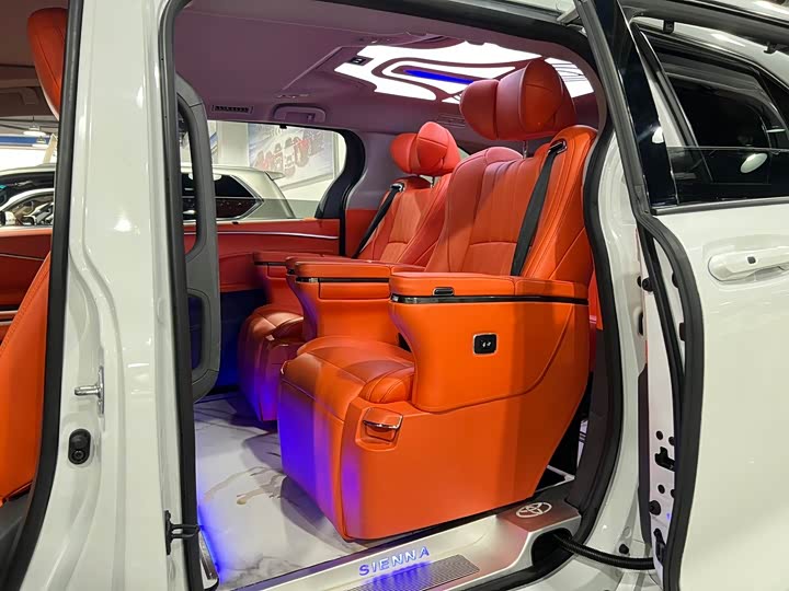 Фото 9 - Toyota Sienna