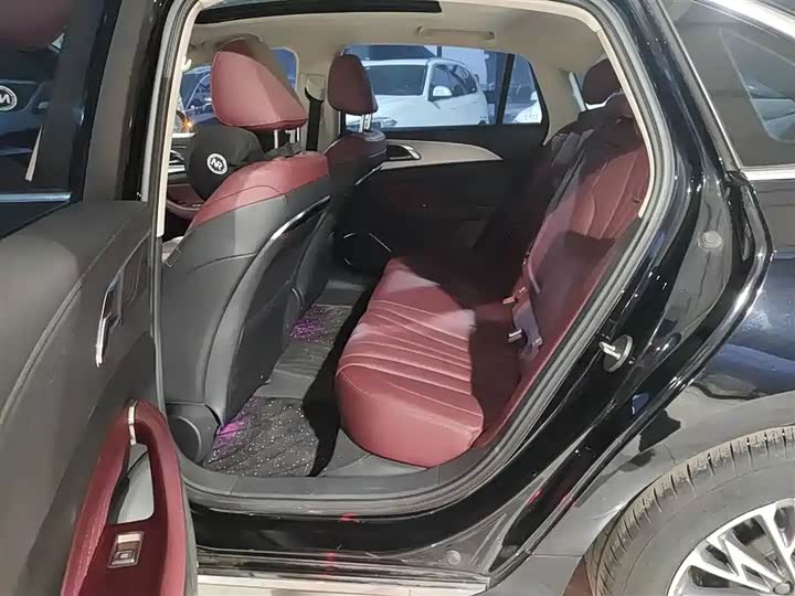 Фото 7 - Hongqi H5