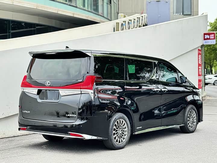 Фото 2 - Lexus LM