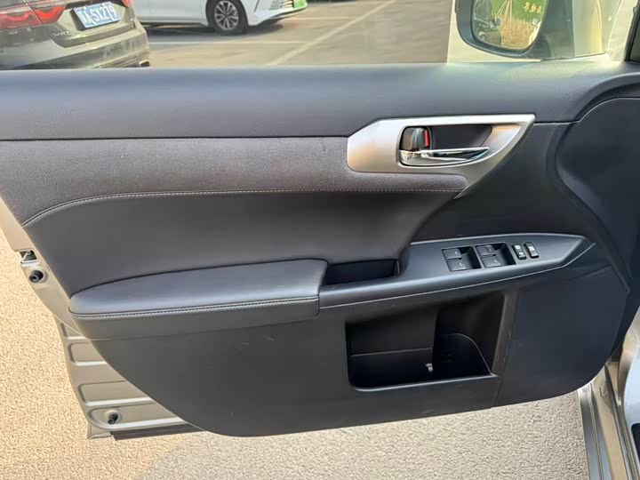 Фото 5 - Lexus CT 200h