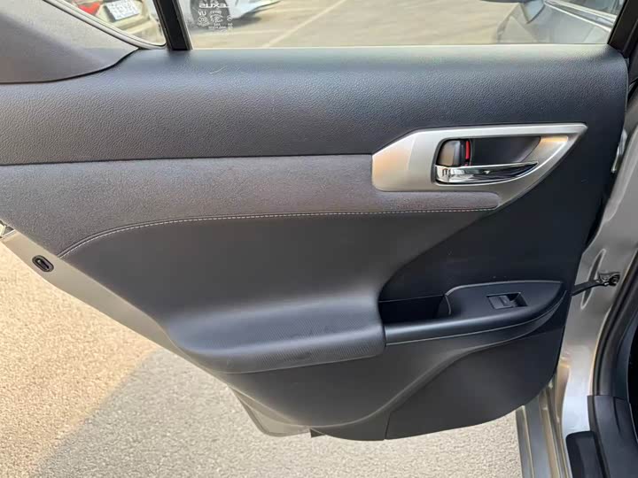 Фото 6 - Lexus CT 200h