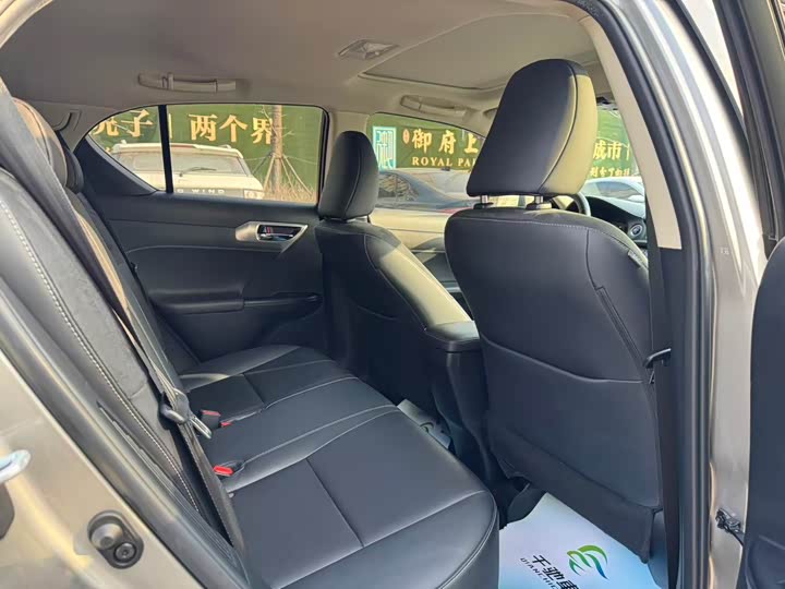 Фото 8 - Lexus CT 200h