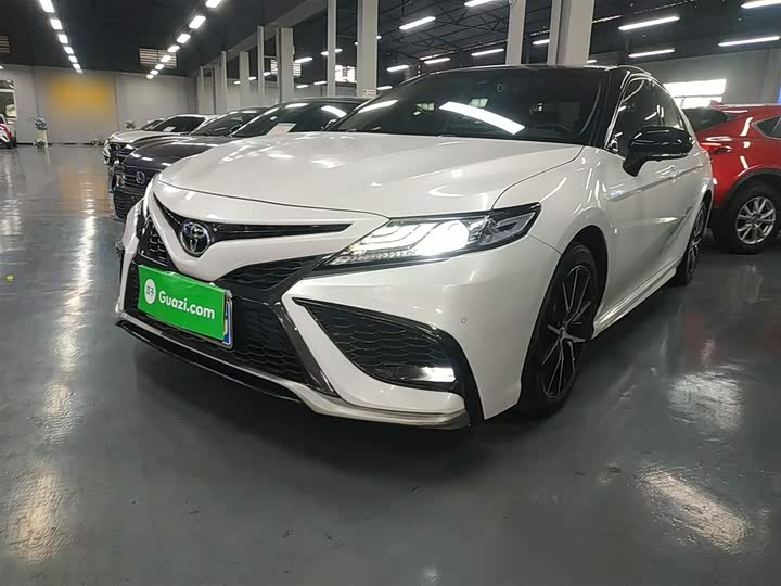 Фото 2 - Toyota Camry