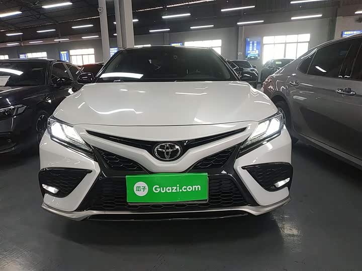 Фото 3 - Toyota Camry