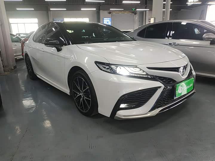 Фото 4 - Toyota Camry