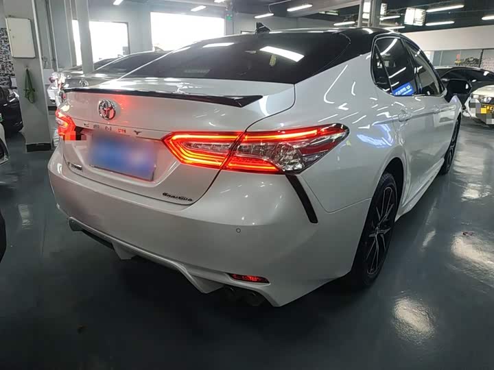 Фото 7 - Toyota Camry