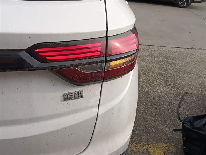 Фото 8 - Geely Coolray