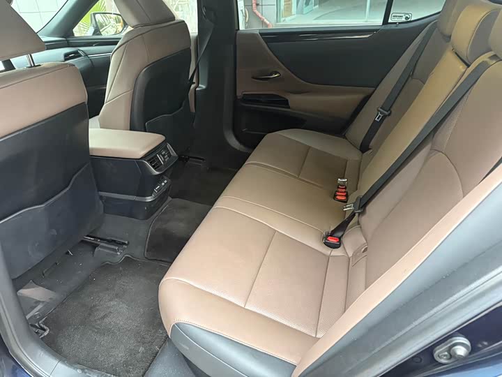 Фото 8 - Lexus ES