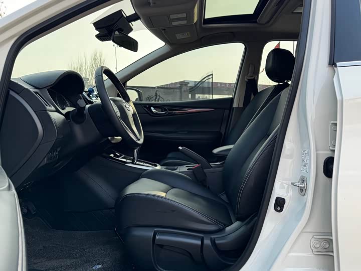 Фото 6 - Nissan Tiida