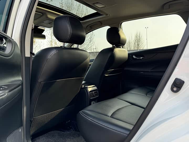 Фото 7 - Nissan Tiida