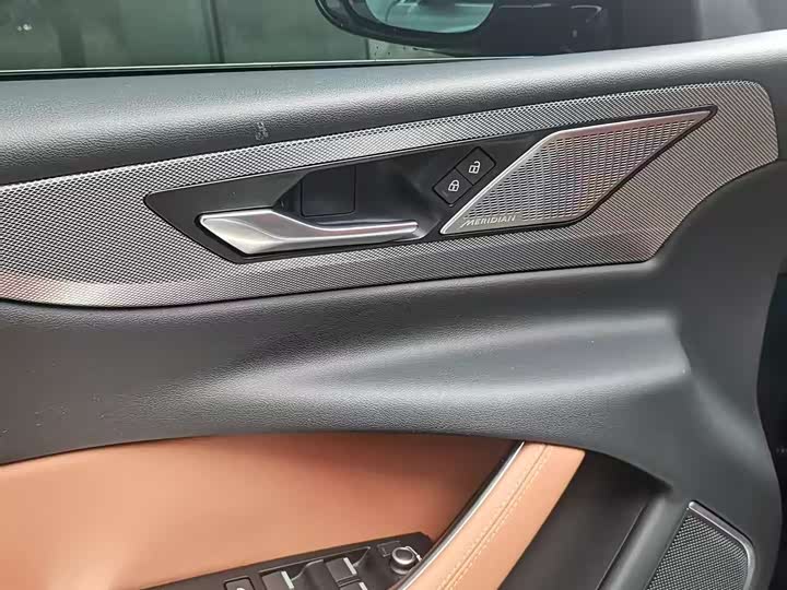 Фото 9 - Jaguar XE L