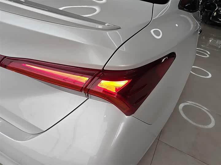 Фото 8 - Toyota Avalon