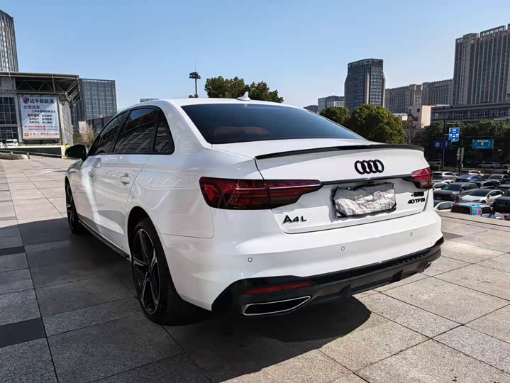 Фото 6 - Audi A4L