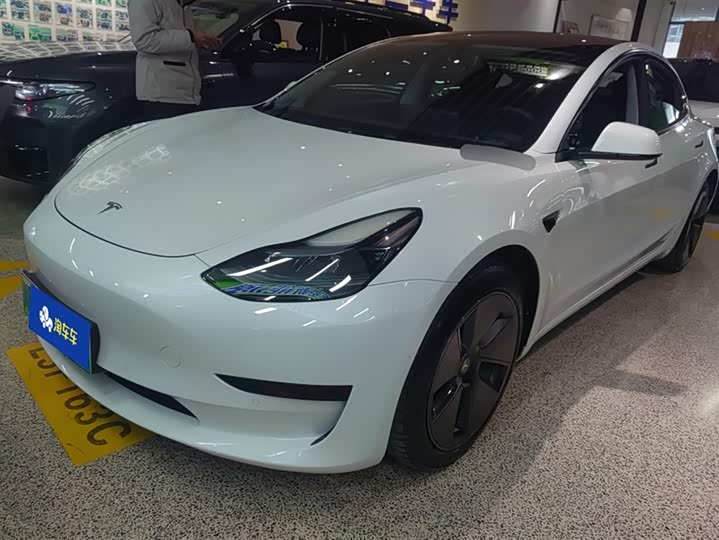 Фото 1 - Tesla Model 3