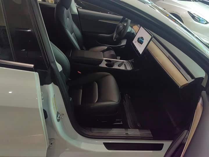 Фото 8 - Tesla Model 3