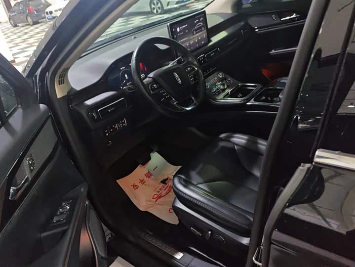 Фото 9 - Lincoln Nautilus