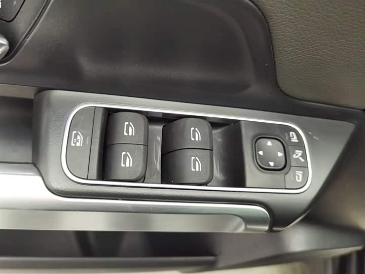 Фото 9 - Mercedes-Benz EQB