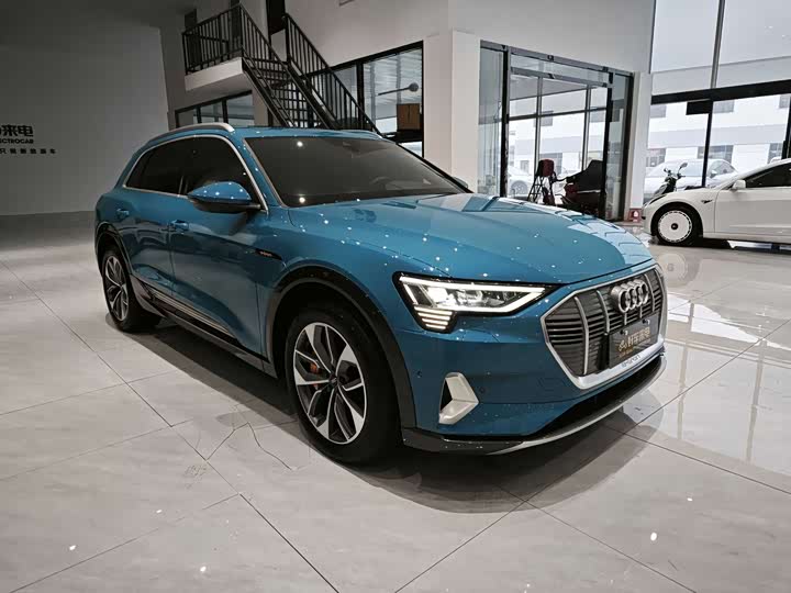 Фото 1 - Audi e-tron