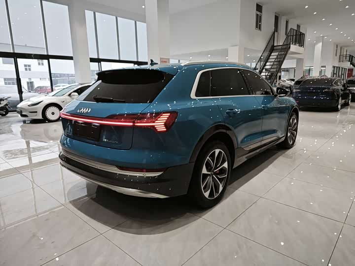 Фото 4 - Audi e-tron